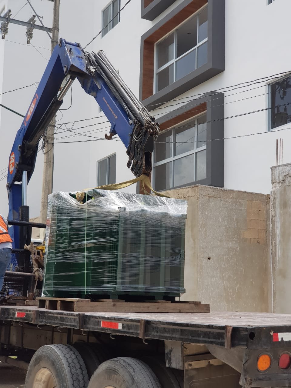 grua con gancho hidrahulico para colocacion de transformador